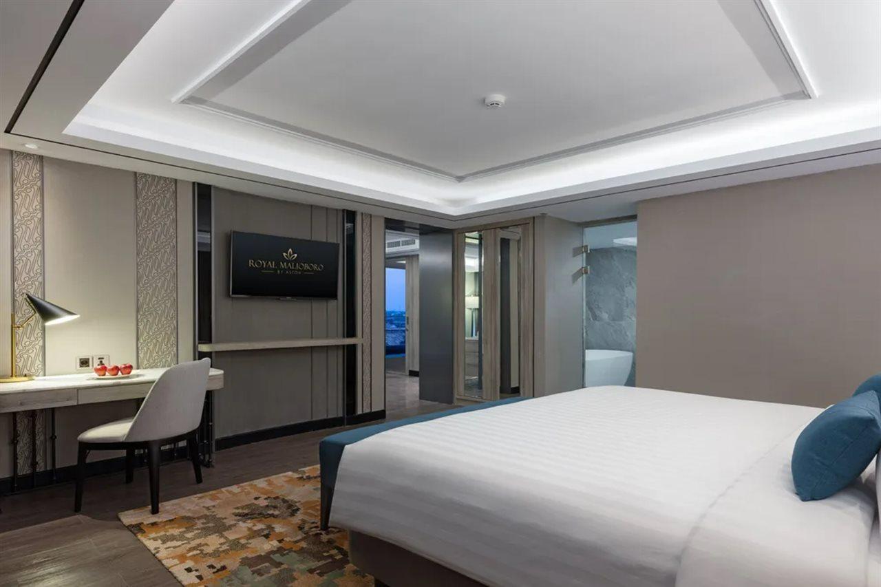 Royal Malioboro By Aston Hotel Джокякарта Екстериор снимка