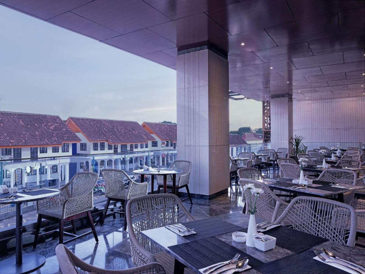 Royal Malioboro By Aston Hotel Джокякарта Екстериор снимка