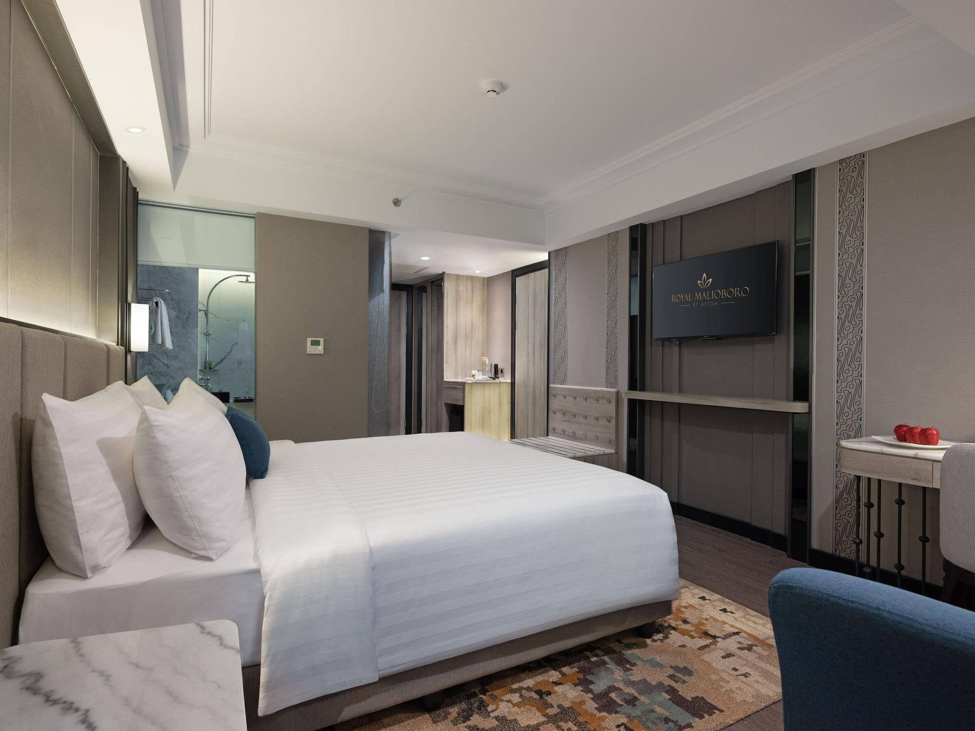 Royal Malioboro By Aston Hotel Джокякарта Екстериор снимка