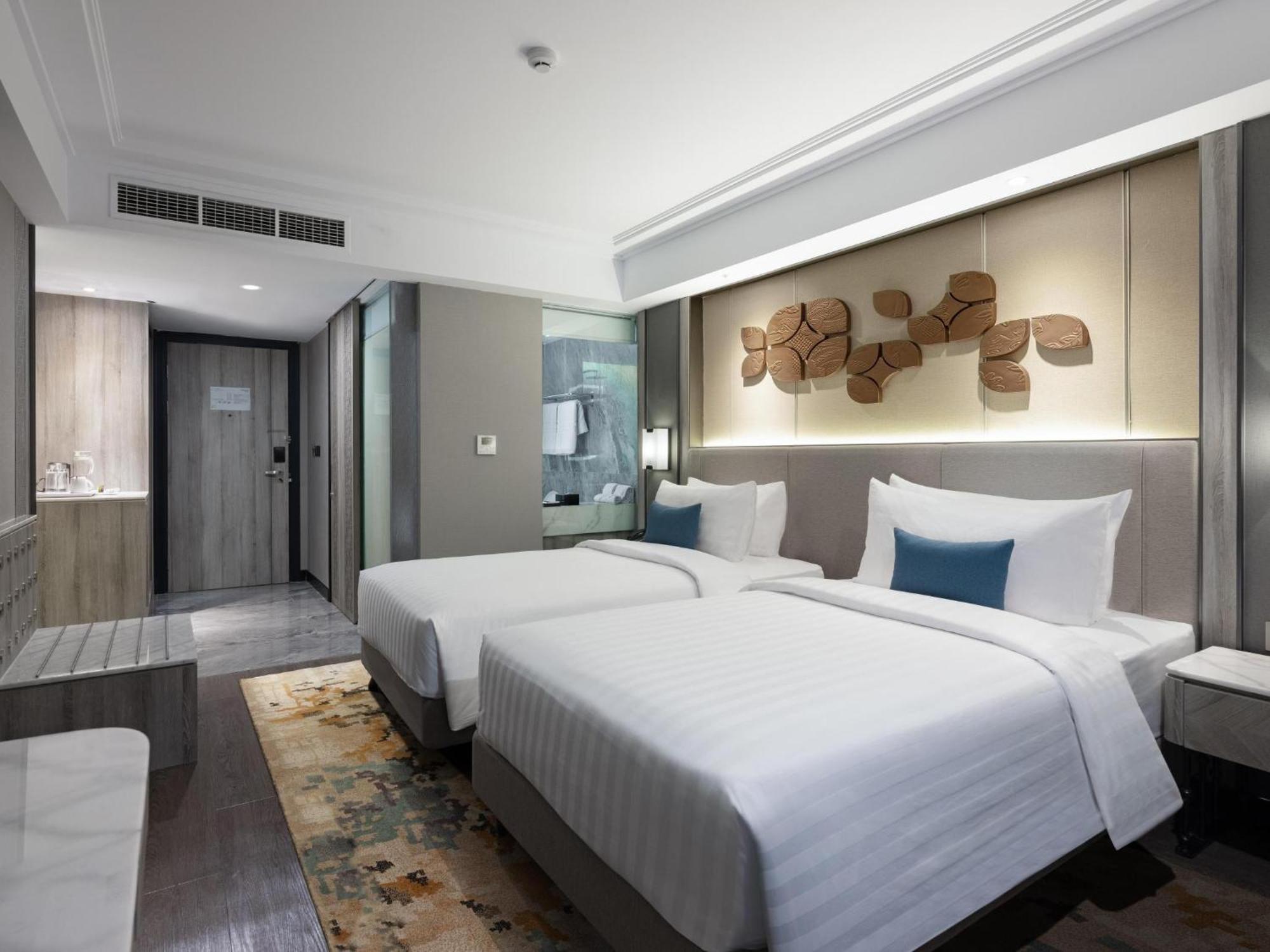 Royal Malioboro By Aston Hotel Джокякарта Екстериор снимка
